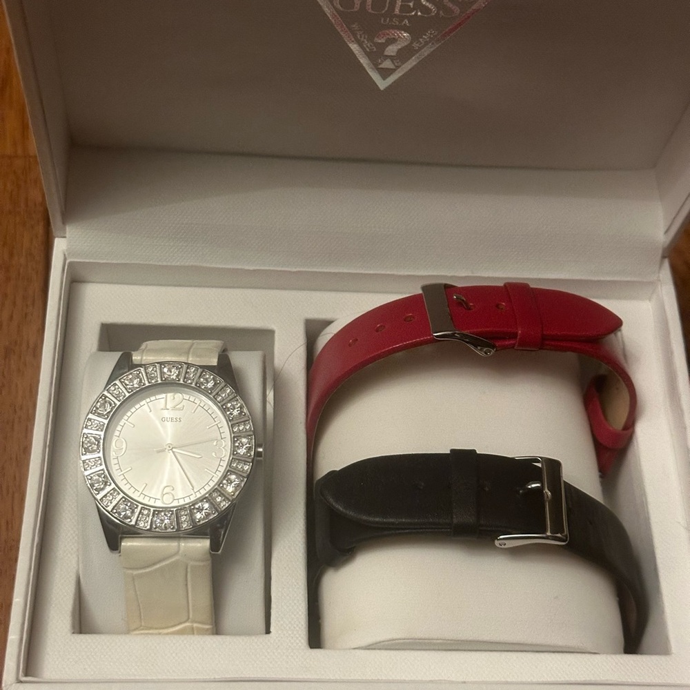 Guess watch set. Genuine leather straps